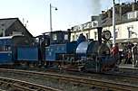Darjeeling & Himalaya No 19 is ready to depart from Harbour station.       (30/04/2005)