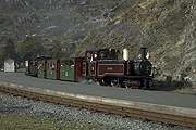 ‘Taliesin’ with the Colonel Stephens era set draws to a halt at Tanygrisiau.       (15/10/2005)