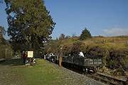 The gravity train sits in the siding at Dduallt.       (15/10/2005)