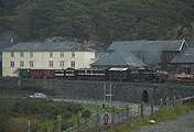 ‘Merddin Emrys’ returns past Boston Lodge with the Spooner set, strengthened with the quarrymen’s carriages attached to the top end.       (16/10/2005)