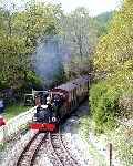 An up train arrives at Tanybwlch behind ‘Linda’.   (01/05/2004)