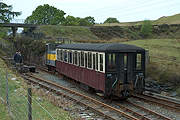 The Gelliwiog Shuttle is shunted into the siding at Dduallt       (06/05/2007)
