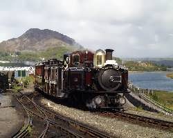 The Victorian Talking Train passes Boston Lodge with ‘Taliesin’ in charge.   (03/05/2004)
